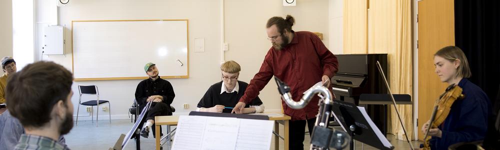Musikstudenter i ett klassrum