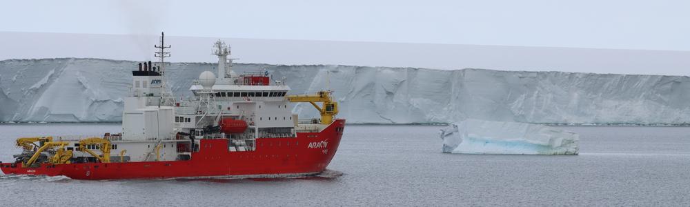 Forskningsfartyg framför Thwaites glaciär