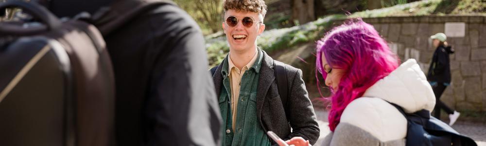 Studenter i grönområde