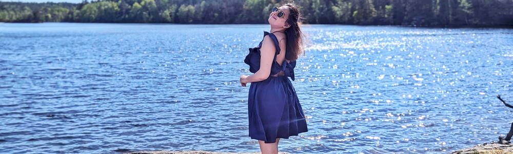 kvinna som står vid en sjö