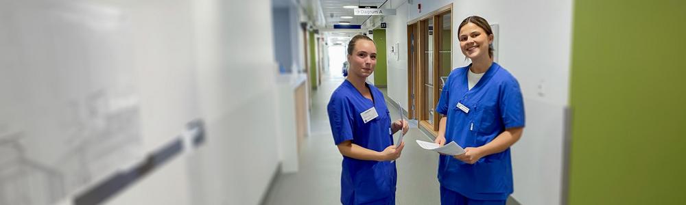 två kvinnliga dietiststudenter i sjukhusmiljö