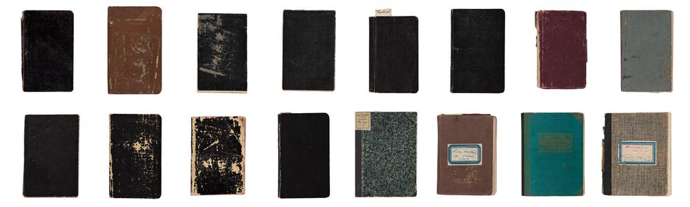 Bild på flertalet anteckningsböcker.