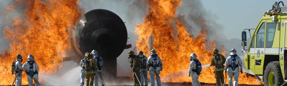 Brandsoldater släcker eld på ett industriområde