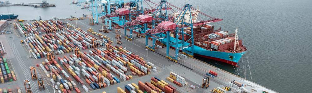 Bild på containerfartyg i Göteborgs hamn