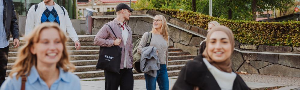 Studenter utanför A-huset på Pedagogen