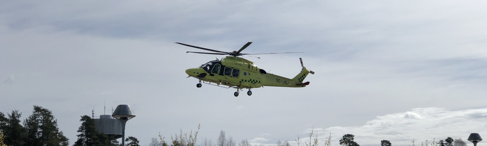 Bild på en helikopter på väg ner för landning vid akutmottagningen NÄL 