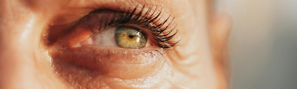 Närbild på kvinnas öga 