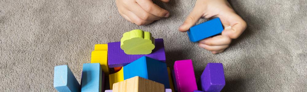 Barnhänder med klossar