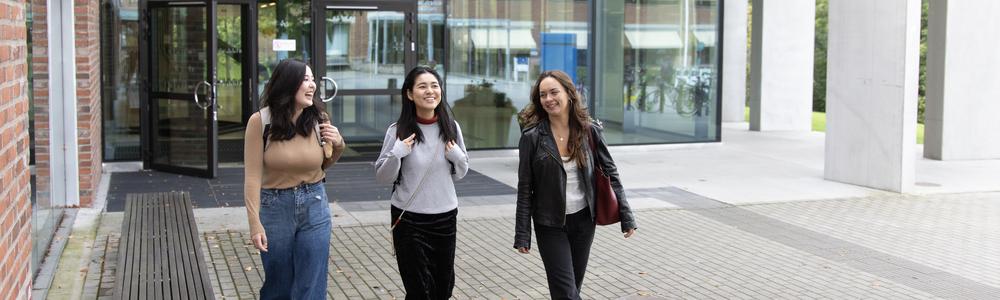 Studenter vid Humanistiska fakulteten. Ansökan till höstens kurser är öppen.