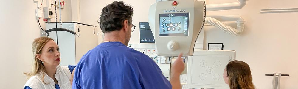 två röntgensjuksköterskor ställer in en röntgenapparat på ett sjukhus 