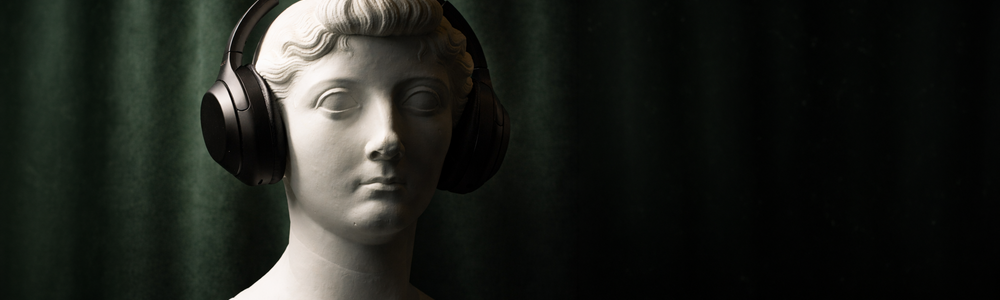 En antik byst mot grön bakgrund.