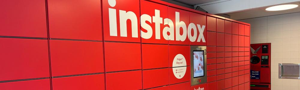 Bilden visar röda paketboxar, så kallade Instabox.