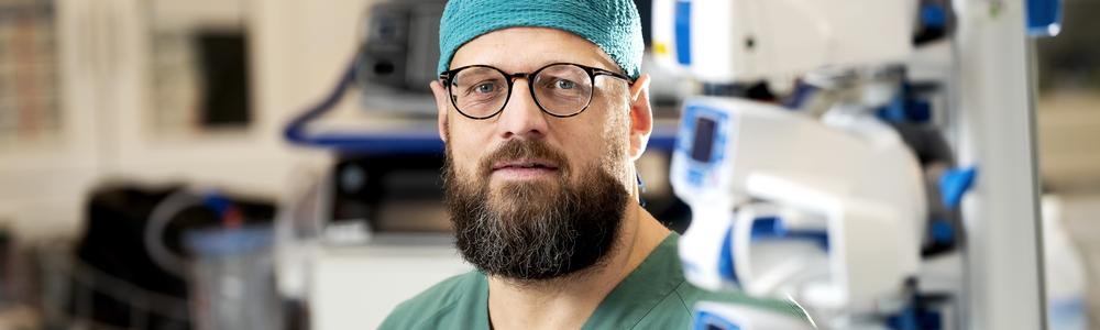 Roger Olofsson Bagge i en operationssal på sjukhus