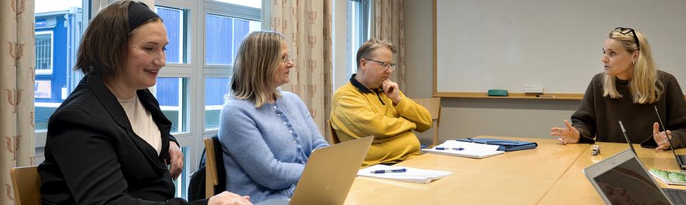 Bilden visar studenter på psykoterapeutprogrammet under en lektion.