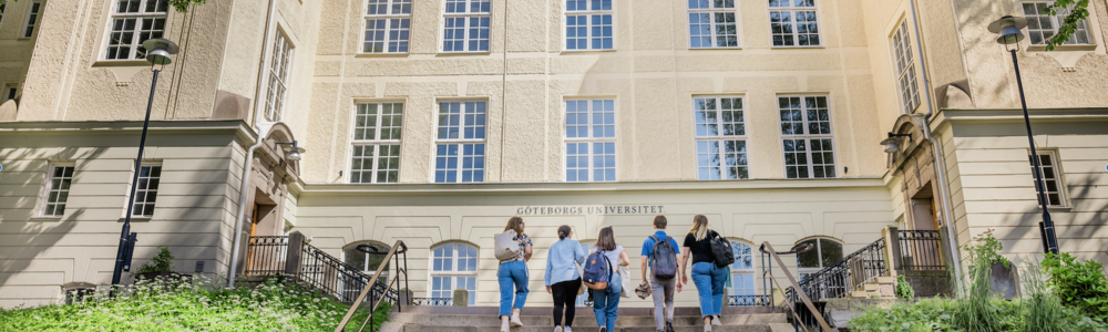 Studenter går upp för trappan vid Annedlasseminariet