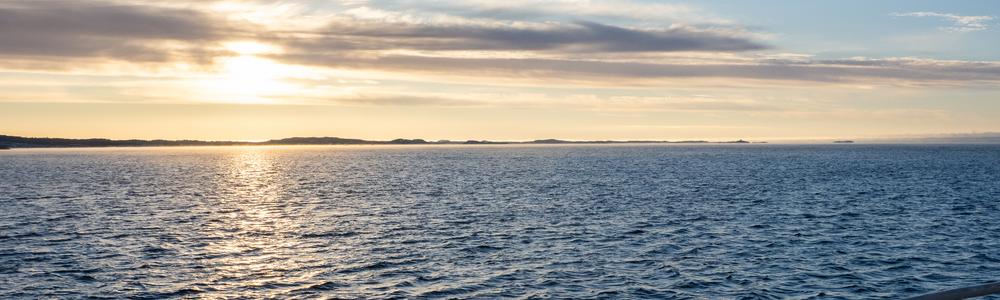 Vy över Skagerrak och lågt stående sol.