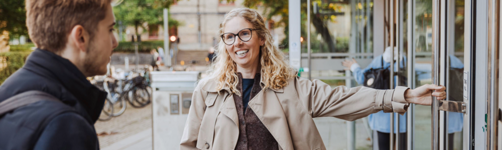 Studenter på väg in i en skolbyggnad