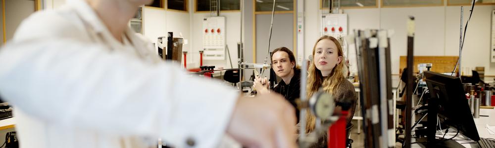 Fysikstudent betraktar en 3D-printer