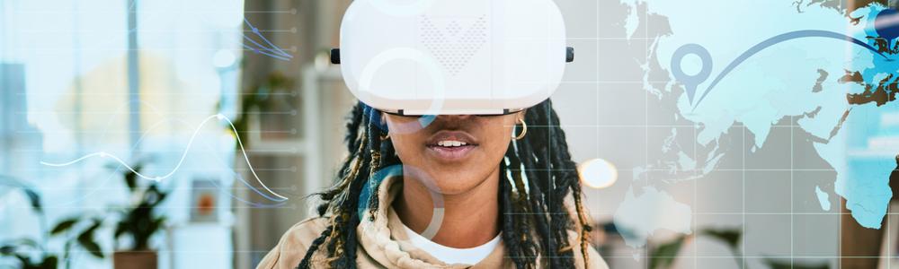 Kvinna med VR-glasögon.