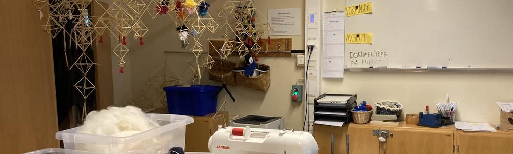 Lärare skriver på tavla.