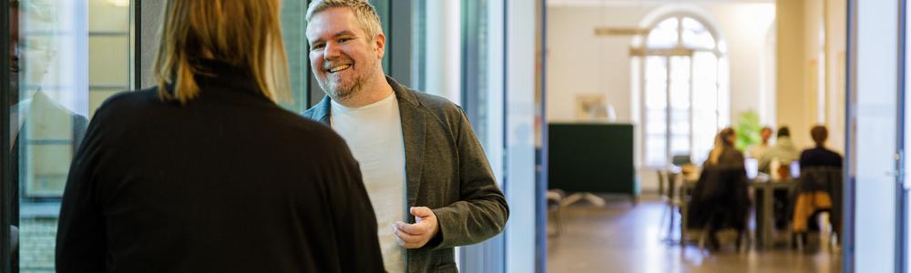 Studenter i biblioteksmiljö.