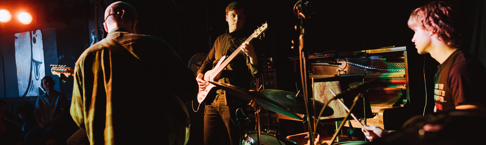 Improvisationsstudenter på scen