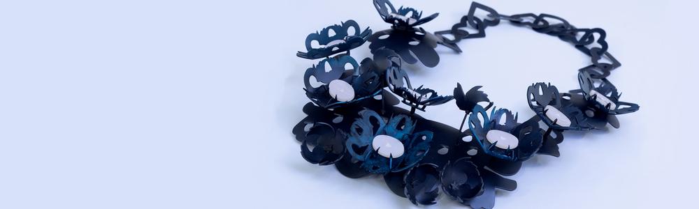 Halsband i metall av Jenny Jansson.