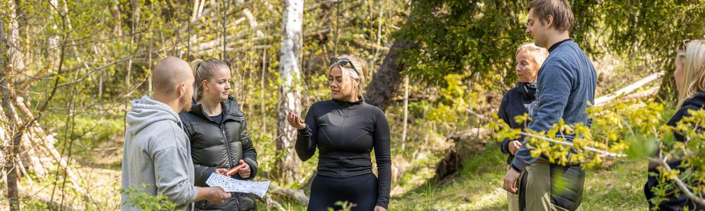 Studenter på Grundlärarprogrammet i skogen under en lektion om utomhuspedagogik.