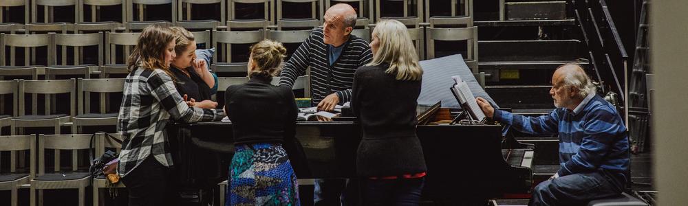 Regissör, fyra operastudenter och instuderare samlas runt en flygel under repetitioner för slutproduktionen Dido and Aeneas 2018