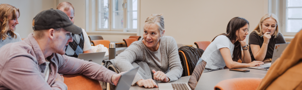 Studenter som pratar med varandra i en undervisningssal