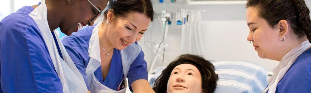 sjuksköterskestudenter tränar på praktiska moment