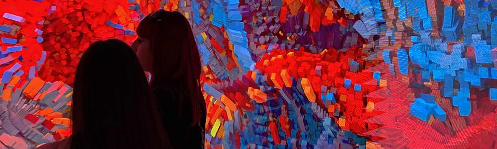 Personer som tittar på konst i rött och blått.