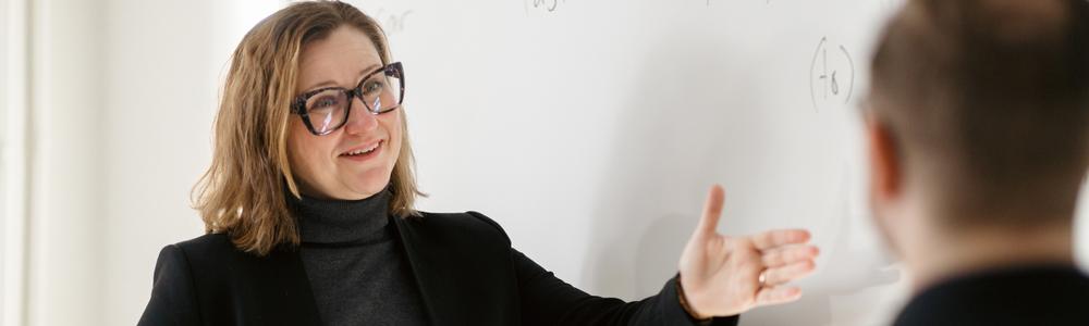 Lärare vid whiteboard