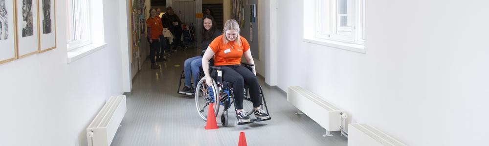 Studenter vid arbetsterapeutprogrammet testar rullstolar