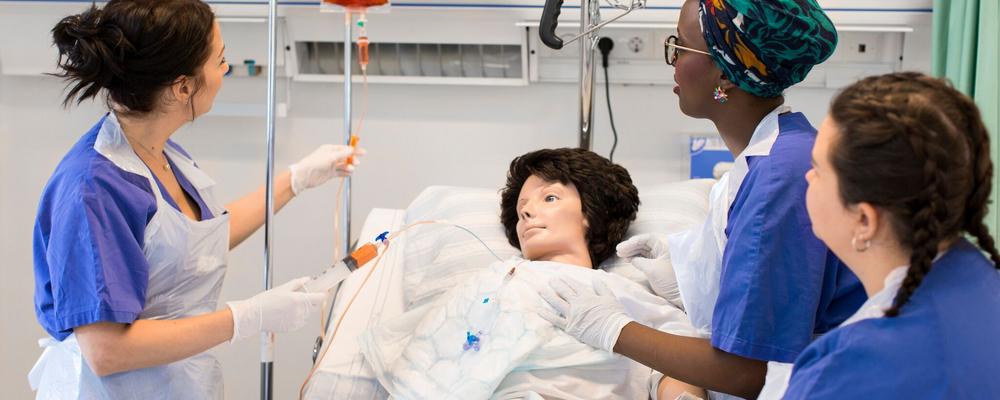 Nursing students train at the simulation centre 