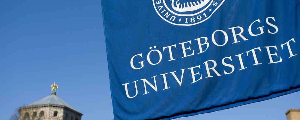 Göteborgs universitets blå flagga vajar för vinden.