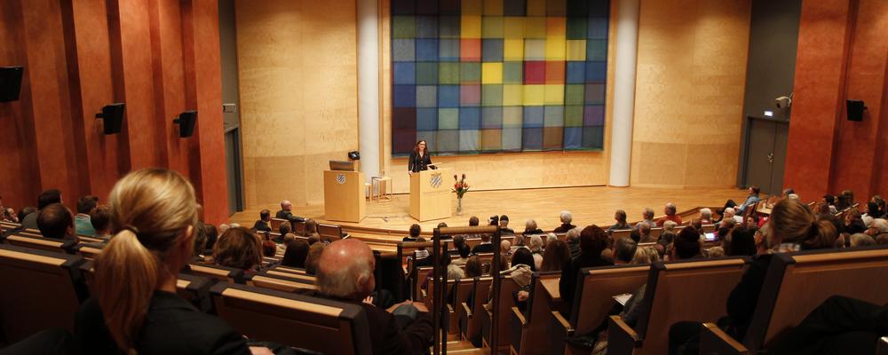 Cecilia Malmström står på scenen och pratar på Tore Browaldh-föreläsningen 2014