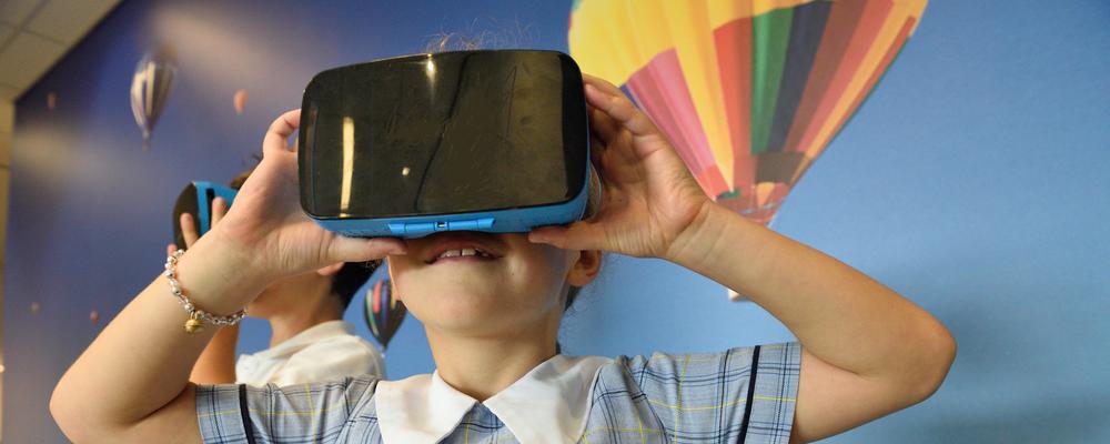 Pojke med VR-skärm