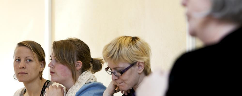 Mogna studenter diskuterar