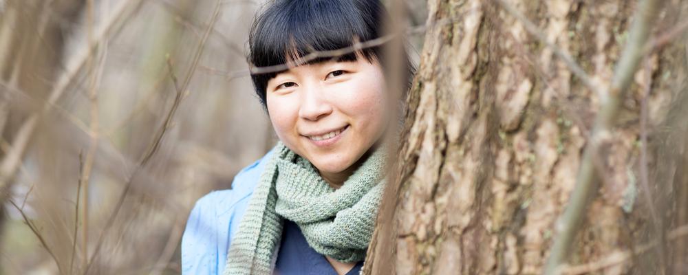 Phd Student Tzu Tung ”Sassa” Chen  next to a tree bole 