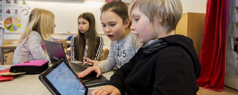 Barn använder datorer i sin undervisning.