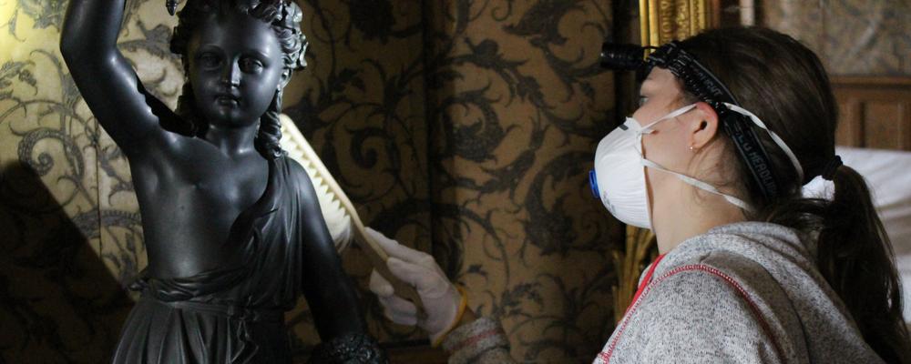 En student borstar en staty, foto.