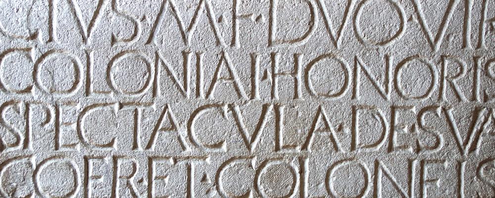latinsk text inhuggen i sten