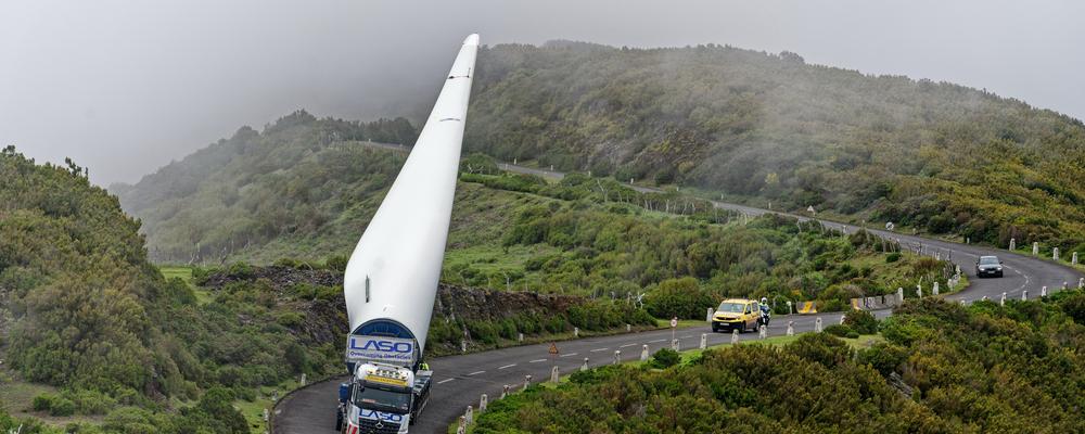 Transport med lastbil av vindkraftsrotorblad