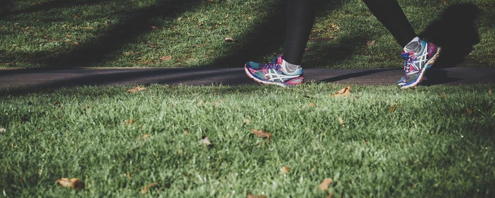 fötter i joggingskor 