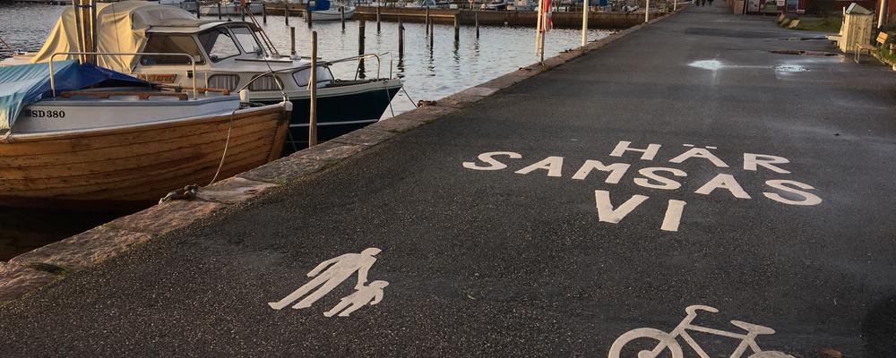 Trottoar med texten "här samsas vi" 