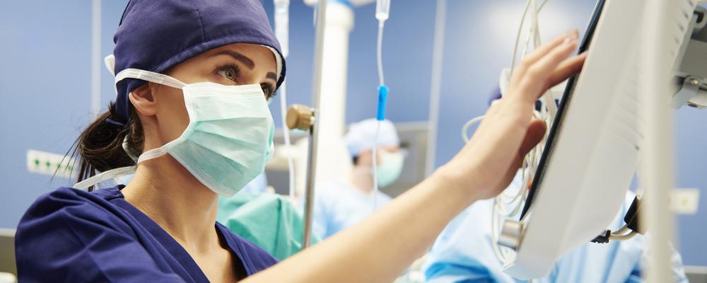 Sjuksköterska som arbetar i en operations sal