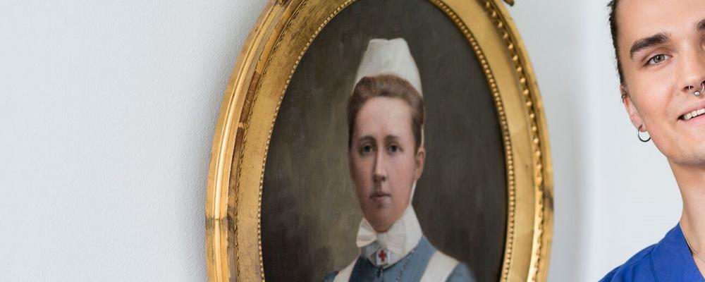 Student står vid porträtt av Florence Nightingale