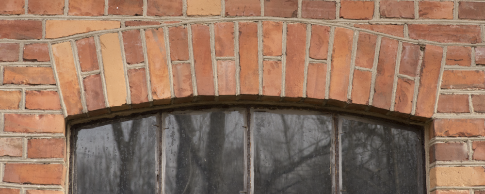 bilden visar murverkskonstruktion i rött tegel kring fönster