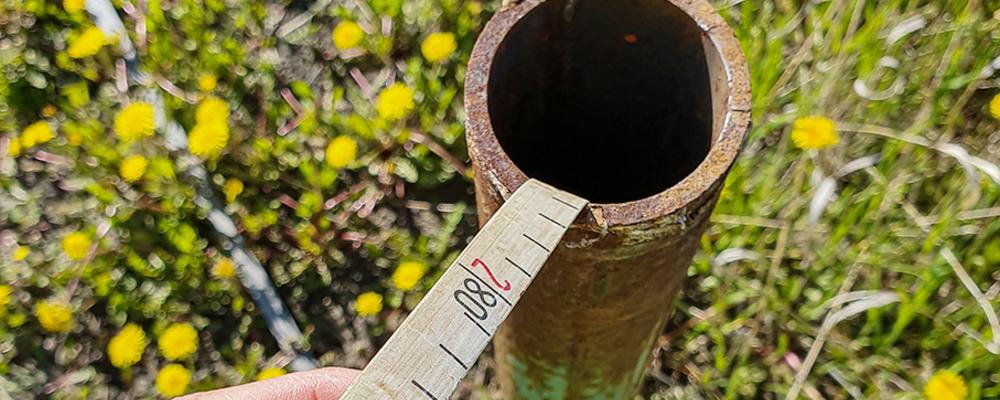Mätverktyg med centimeterskala sätts ner i rör.